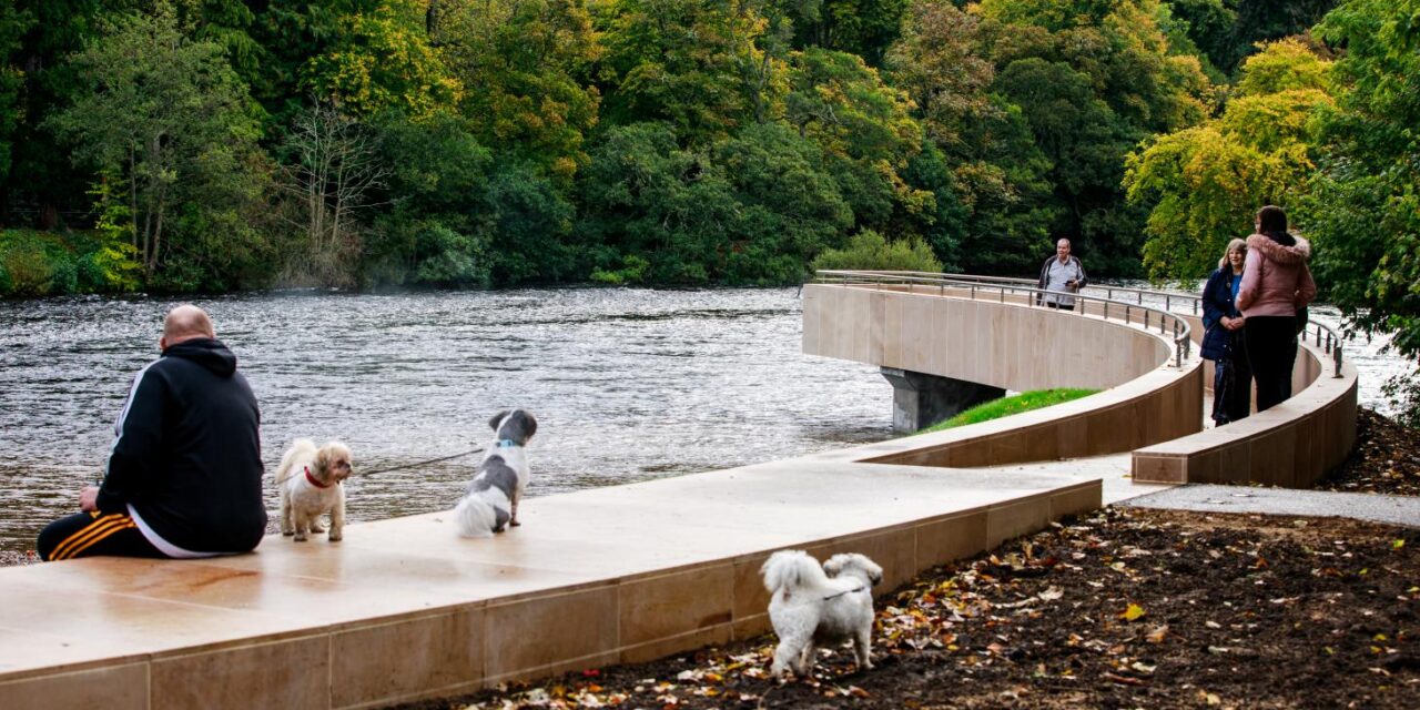 Σκωτία: Μία γέφυρα που συνδέει πόλη και ποτάμι
