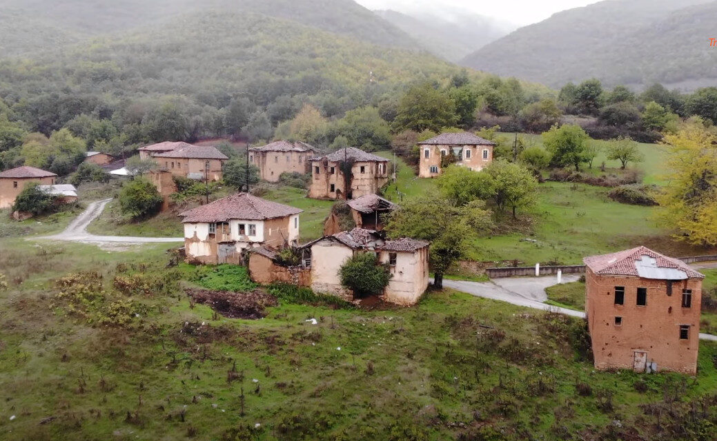 Το ερειπωμένο χωριό Γάβρος που έχει αποτελέσει τα σκηνικά αρκετών κινηματογραφικών ταινιών