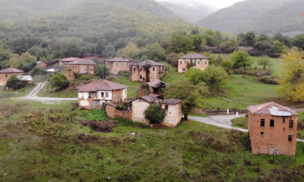 Το ερειπωμένο χωριό Γάβρος που έχει αποτελέσει τα σκηνικά αρκετών κινηματογραφικών ταινιών