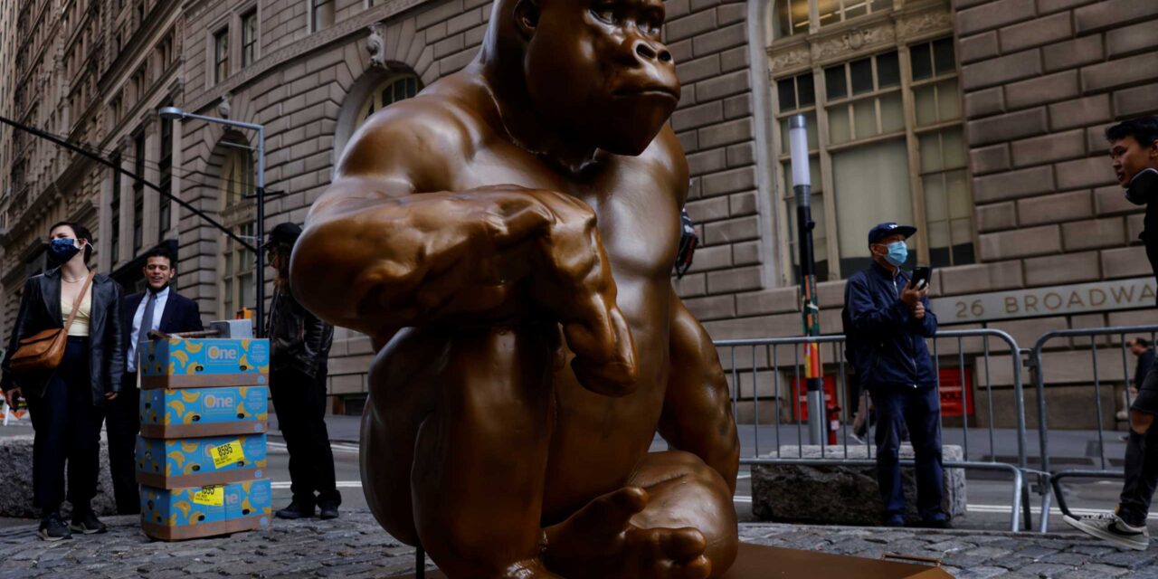 Ένας γορίλας ύψους δύο μέτρων και 10.000 μπανάνες… έξω από τα γραφεία της Wall Street