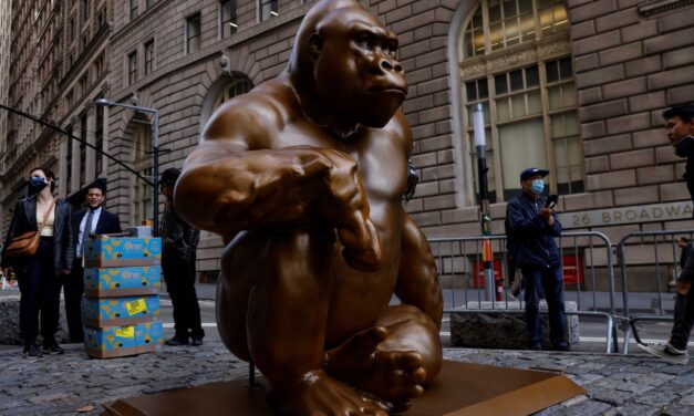 Ένας γορίλας ύψους δύο μέτρων και 10.000 μπανάνες… έξω από τα γραφεία της Wall Street
