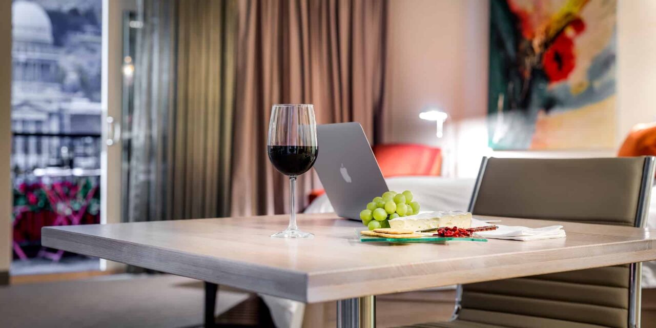 Υπάλληλος ξενοδοχείου αποκαλύπτει τα 4 πράγματα που δεν πρέπει να χρησιμοποιείς στο δωμάτιο