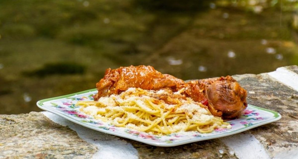 Παραδοσιακός κόκορας κοκκινιστός με άρωμα… Νάξου