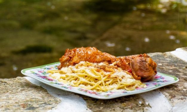 Παραδοσιακός κόκορας κοκκινιστός με άρωμα… Νάξου