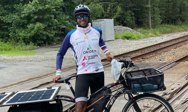 Διασχίζει τις ΗΠΑ με ένα μοτοποδήλατο… παίρνοντας ενέργεια από τον ήλιο!