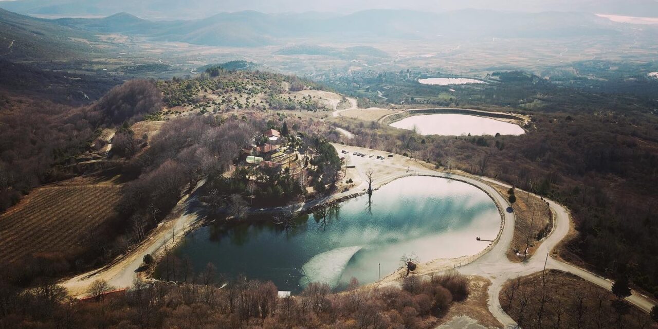 Το χωριό με τις τρεις τεχνητές λίμνες και τον μικρό καταρράκτη (βίντεο)