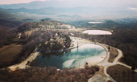 Το χωριό με τις τρεις τεχνητές λίμνες και τον μικρό καταρράκτη (βίντεο)
