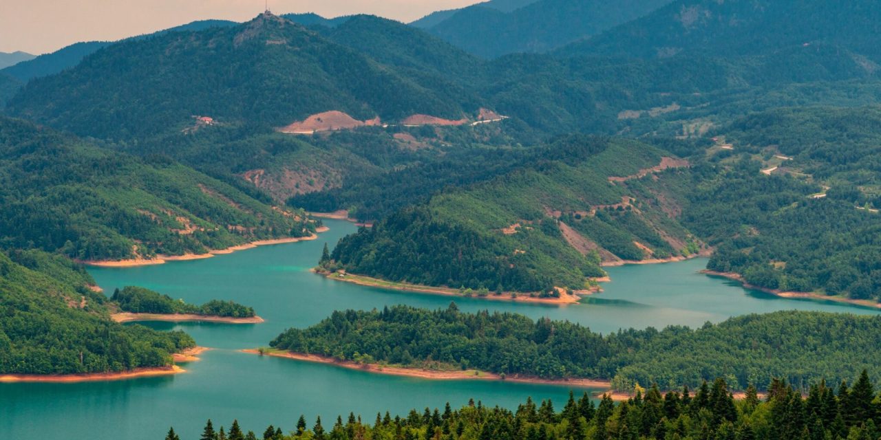 Η υπέροχη λίμνη Πλαστήρα πλαισιωμένη με φθινοπωρινά χρώματα