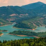 Η υπέροχη λίμνη Πλαστήρα πλαισιωμένη με φθινοπωρινά χρώματα