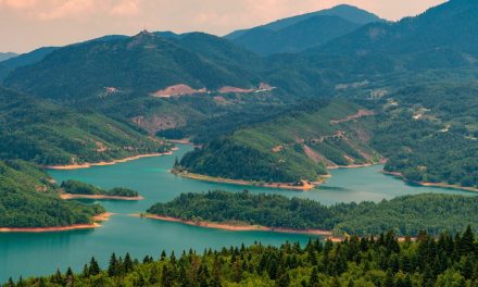 Η υπέροχη λίμνη Πλαστήρα πλαισιωμένη με φθινοπωρινά χρώματα