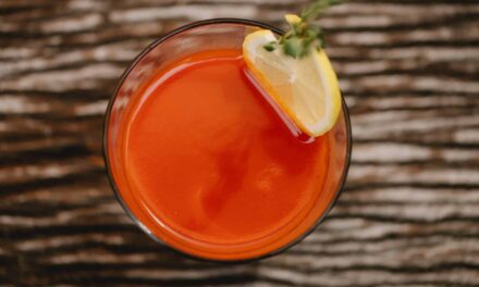 Αυτό είναι το μοναδικό κοκτέιλ που εχει καλύτερη γεύση όταν το απολαμβάνεις στο αεροπλάνο