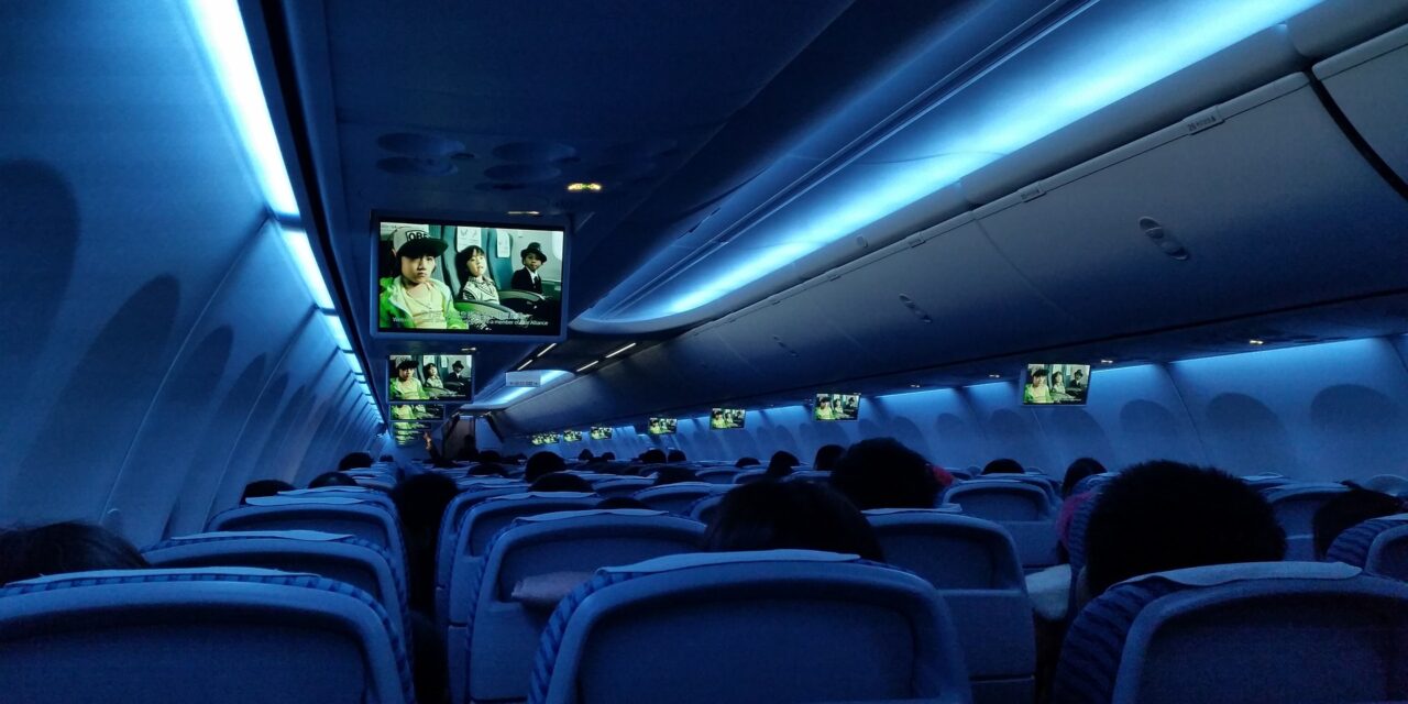 Γιατί χαμηλώνουν τα φώτα στο αεροπλάνο όταν απογειώνεται ή προσγειώνεται