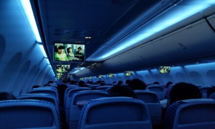 Γιατί χαμηλώνουν τα φώτα στο αεροπλάνο όταν απογειώνεται ή προσγειώνεται