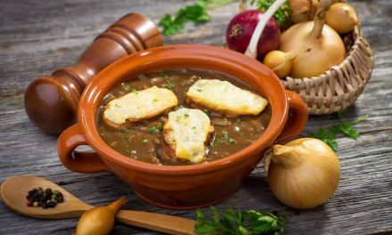 Κλασσική Γαλλική κρεμμυδόσουπα με κρουτόν