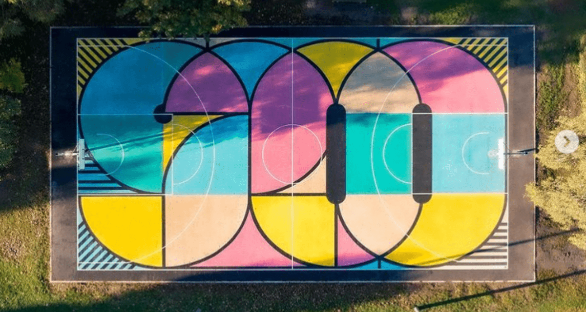 «Hypecourt 9200»: Ένα πολύχρωμο γήπεδο μπάσκετ “φωτίζει” τη μικρή πόλη του Βελγίου