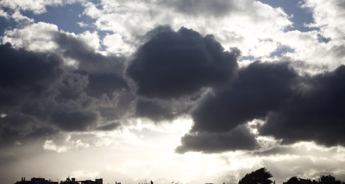 Καιρός: Τοπικές βροχές και χιόνια – Πέφτει κι άλλο η θερμοκρασία