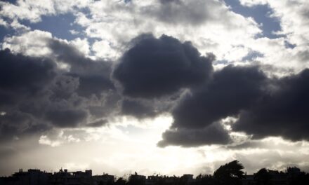 Καιρός: Τοπικές βροχές και χιόνια – Πέφτει κι άλλο η θερμοκρασία