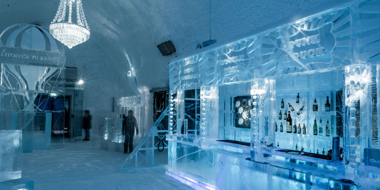 Σουηδία: Tο πρώτο ξενοδοχείο στον κόσμο που χτίστηκε από χιόνι και πάγο παρουσίασε τη νέα του σουίτα