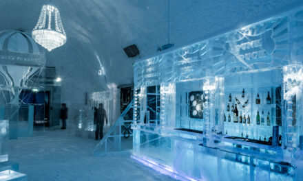 Σουηδία: Tο πρώτο ξενοδοχείο στον κόσμο που χτίστηκε από χιόνι και πάγο παρουσίασε τη νέα του σουίτα