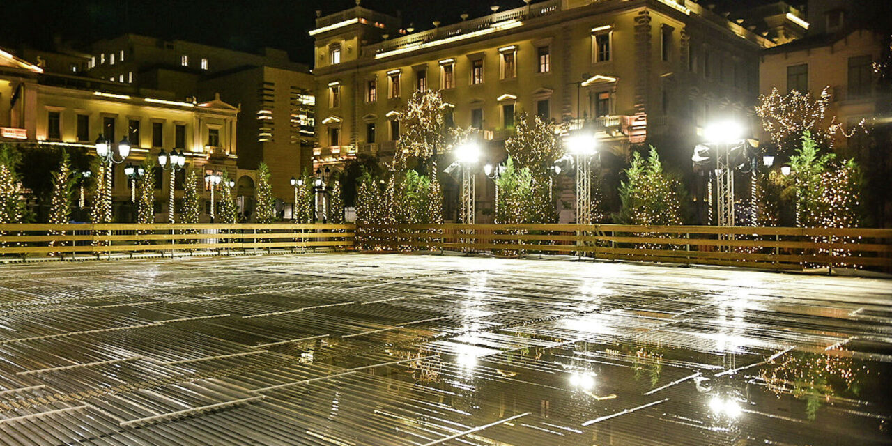 Παραμυθένια η Πλατεία Κοτζιά – Ανοίγει σήμερα το παγοδρόμιο