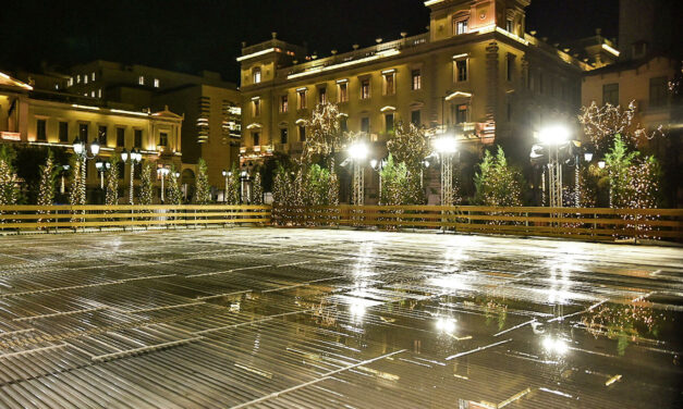 Παραμυθένια η Πλατεία Κοτζιά – Ανοίγει σήμερα το παγοδρόμιο