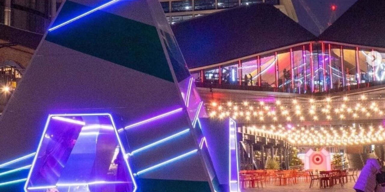 Λονδίνο: Ένα τεράστιο Χριστουγεννιάτικο δέντρο διαπερνά τούνελ στο Κινγκς Κρος