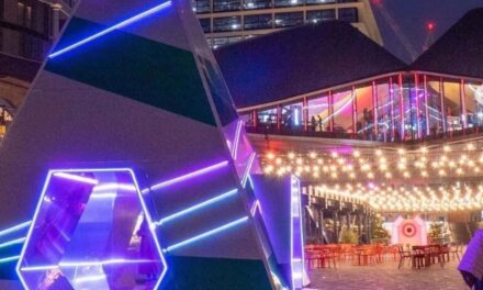 Λονδίνο: Ένα τεράστιο Χριστουγεννιάτικο δέντρο διαπερνά τούνελ στο Κινγκς Κρος