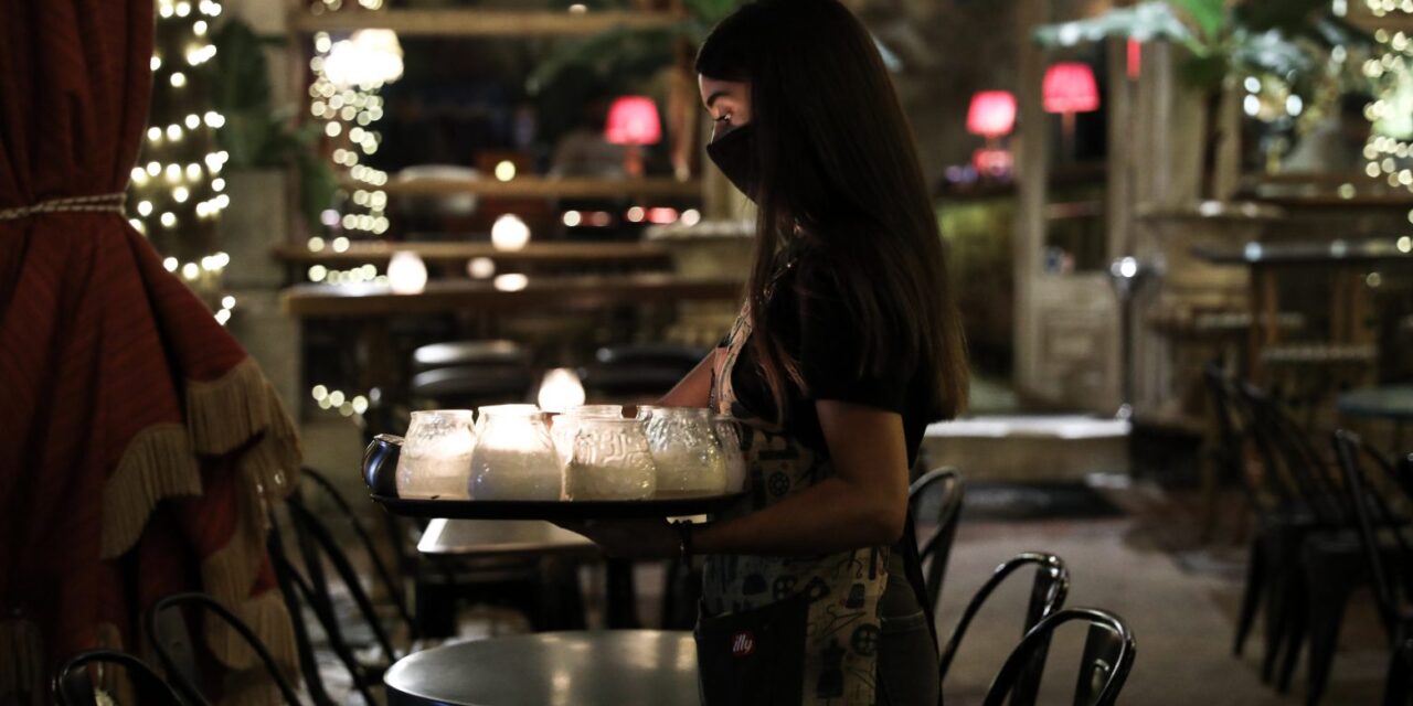 Πως θα διασκεδάζουμε μετά την Πρωτοχρονιά – Τι αλλάζει σε εστίαση, εργασία και γήπεδα