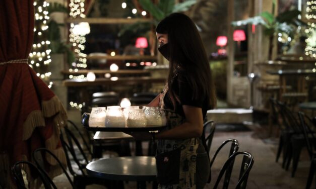 Πως θα διασκεδάζουμε μετά την Πρωτοχρονιά – Τι αλλάζει σε εστίαση, εργασία και γήπεδα