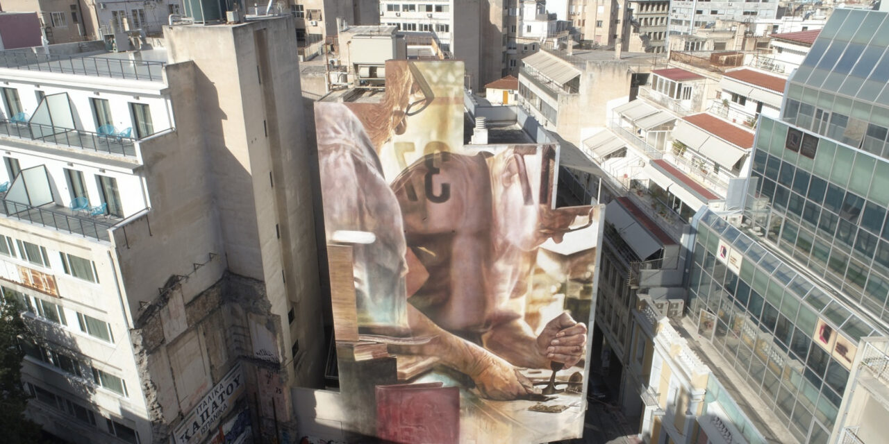 Ο κορυφαίος Αυστραλός εικαστικός Guido van Helten «υπογράφει» τη νέα τοιχογραφία στα Εξάρχεια