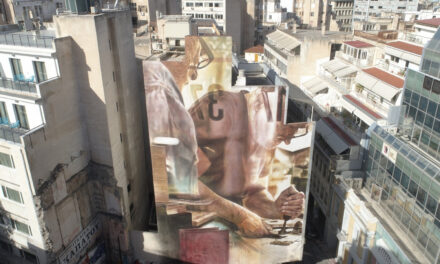 Ο κορυφαίος Αυστραλός εικαστικός Guido van Helten «υπογράφει» τη νέα τοιχογραφία στα Εξάρχεια