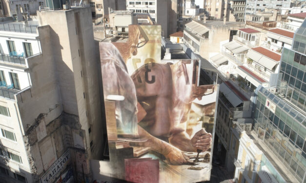 Ο κορυφαίος Αυστραλός εικαστικός Guido van Helten «υπογράφει» τη νέα τοιχογραφία στα Εξάρχεια