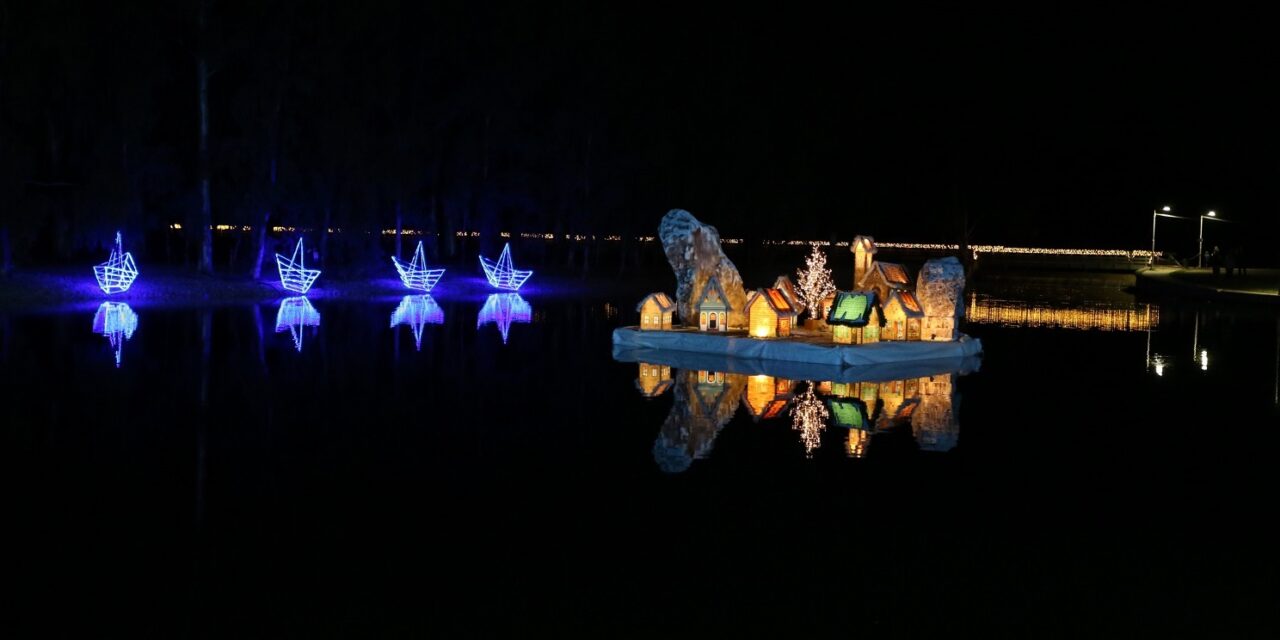 Το Πάρκο Τρίτση φόρεσε τα γιορτινά του – Έτοιμοι για χριστουγεννιάτικη βαρκάδα;