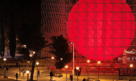 Μαδρίτη: Έστησαν πελώρια κόκκινη σφαίρα με σκαλωσιές σε κεντρική πλατεία – Τι συμβολίζει (photos)