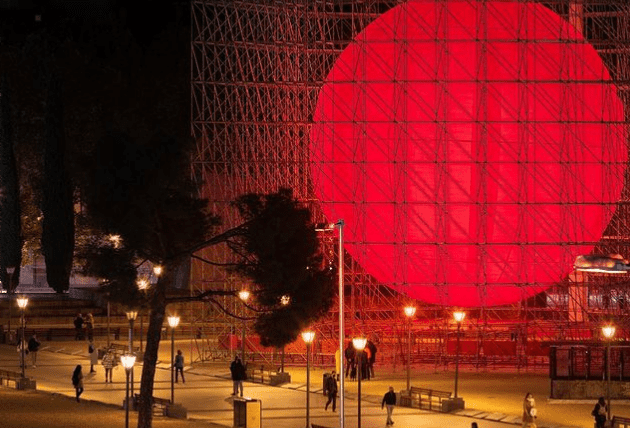Μαδρίτη: Έστησαν πελώρια κόκκινη σφαίρα με σκαλωσιές σε κεντρική πλατεία – Τι συμβολίζει (photos)