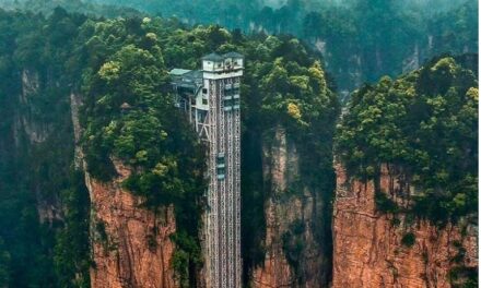 Το μεγαλύτερο ασανσέρ του κόσμου βρίσκεται στο χείλος ενός γκρεμού της Κίνας (vid)