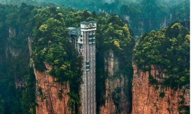 Το μεγαλύτερο ασανσέρ του κόσμου βρίσκεται στο χείλος ενός γκρεμού της Κίνας (vid)