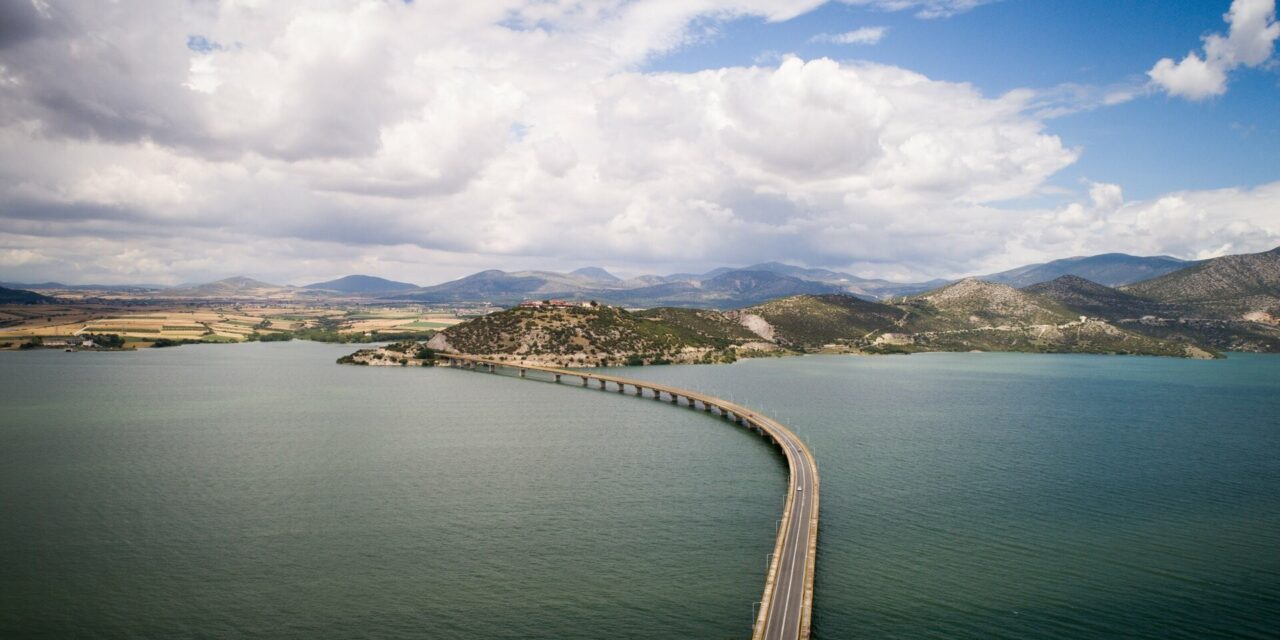 Η Νεράιδα, με την υπέροχη θέα στη γέφυρα Σερβίων και τη λίμνη Πολυφύτου