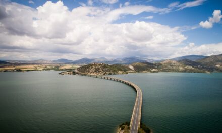 Η Νεράιδα, με την υπέροχη θέα στη γέφυρα Σερβίων και τη λίμνη Πολυφύτου