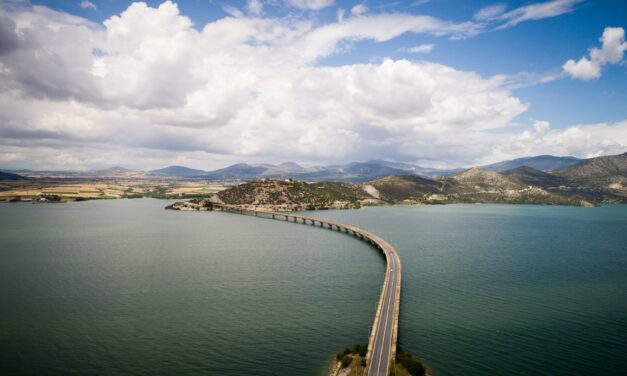 Η Νεράιδα, με την υπέροχη θέα στη γέφυρα Σερβίων και τη λίμνη Πολυφύτου