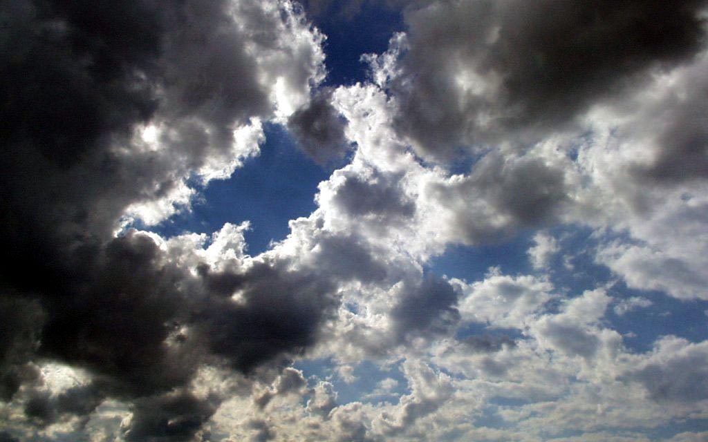 Καιρός: Συννεφιά και βροχές – Ανεβαίνει λίγο η θερμοκρασία