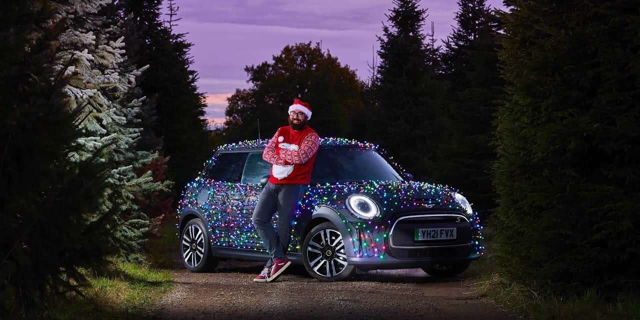 Ένα φωτισμένο αυτοκίνητο καλυμμένο με 2.000 LED ταξιδεύει στο Ηνωμένο Βασίλειο (vid)