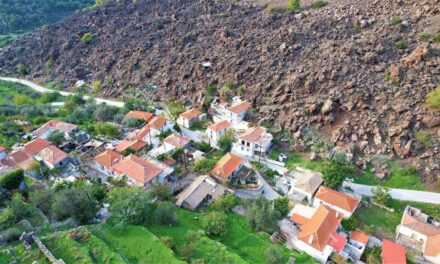 Καμμένη Χώρα: Το χωριό των Μεθάνων που είναι χτισμένο δίπλα στον κρατήρα του ηφαιστείου