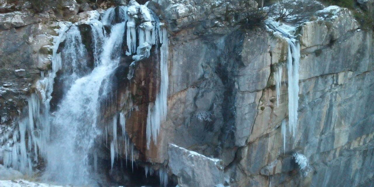 Οι καταρράκτες Μπουλουβάρου και η Μηλιά με τη συγκινητική ιστορία της βαλσαμωμένης αρκούδας