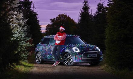 Ένα φωτισμένο αυτοκίνητο καλυμμένο με 2.000 LED ταξιδεύει στο Ηνωμένο Βασίλειο (vid)