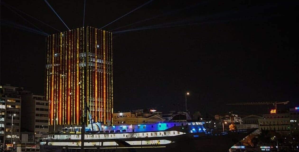 Το λιμάνι του Πειραιά “φόρεσε” τα γιορτινά του (video)