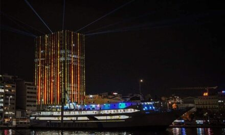 Το λιμάνι του Πειραιά “φόρεσε” τα γιορτινά του (video)