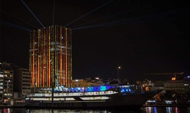 Το λιμάνι του Πειραιά “φόρεσε” τα γιορτινά του (video)