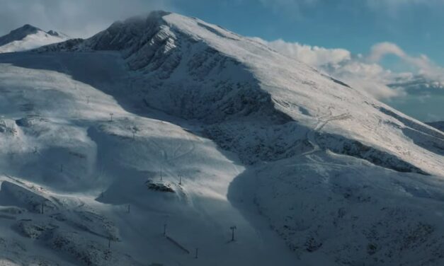 Έπεσαν τα πρώτα χιόνια στο χιονοδρομικό κέντρο του Παρνασσού – Εντυπωσιακό βίντεο από ψηλά