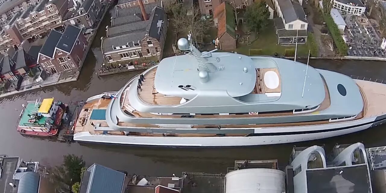 Χλιδάτο γιοτ προσπαθεί να διασχίζει μία μικρή ολλανδική πόλη – Περνάει ξυστά από γέφυρες(vid)